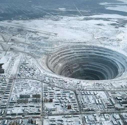 معدن الماس در میرنا، سیبری شرقی، روسیه. این معدن آنقدر بزرگ است که از فضای خارج از جو نیز قابل مشاهده است. حفره این معدن آنقدر بزرگ است که هلی