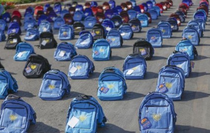 اهدای بیش از ۴ هزار كیف و نوشت‌افزار ایرانی اسلامی به دانش‌آموزان كم‌‌بضاعت منطقه توسط فولاد مباركه