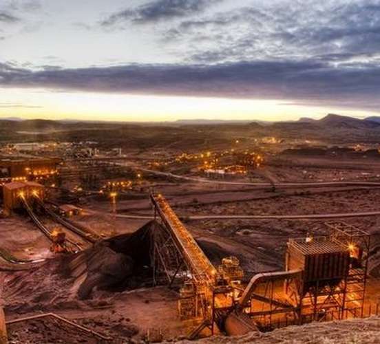 نمایی زیبا از زمان کار. 400 پروژه منابع طبیعی در استرالیا به ارزش حدود 450 میلیارد دلار وجود دارد. در این عکس معدنکاری سنگ آهن در منطقه پیلبارا د