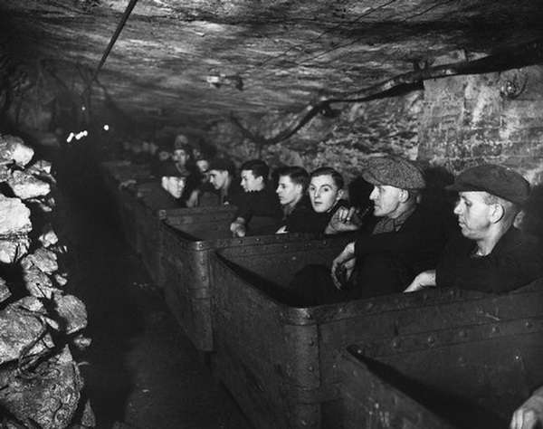 سال ۱۹۳۹ میلادی، بریتانیا، معدنکاران زغال سنگ در ماشینهای حمل سنگ منتظر شروع شیفت کاری خود هستند