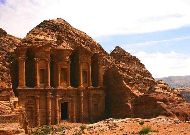 	شهرستان پترا در بیابان اردن بود، کنده کاری ساختمان های شهر باستانی از ماسه سنگ قرمز