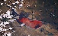 	دریاچه قرمز Natron در تانزانیا که به دلیل رسوب املاح و مواد معدنی آتشفشانی