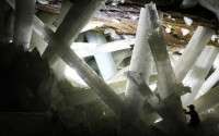 	غار کریستال های غول پیکر در صحرای مکزیک، که انتفاقی در سال ۲۰۰۰ کشف شد